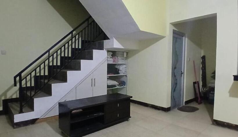 Hotel Oyo 93861 Adinda Guest House Syariah