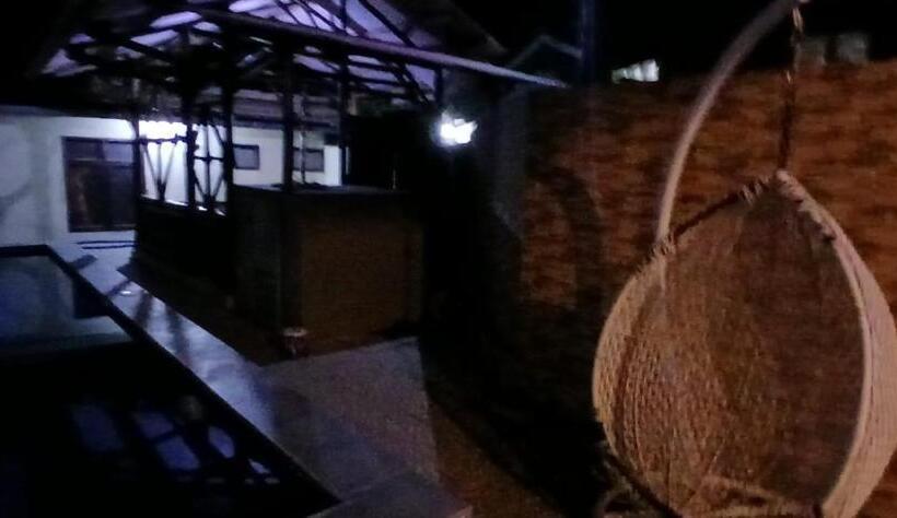 Hotel Oyo 93861 Adinda Guest House Syariah