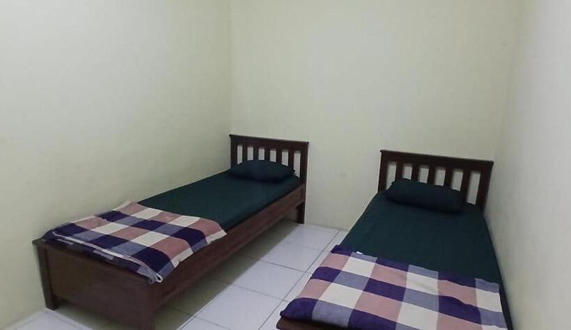 Hotel Oyo 93861 Adinda Guest House Syariah