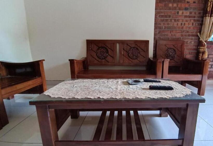 هتل Spot On 93819 Homestay Shinta Syariah