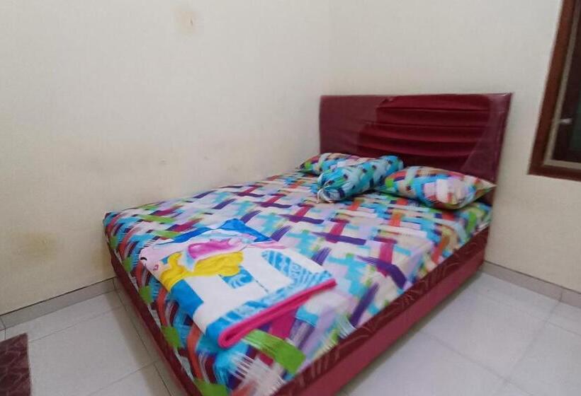 Отель Spot On 93819 Homestay Shinta Syariah