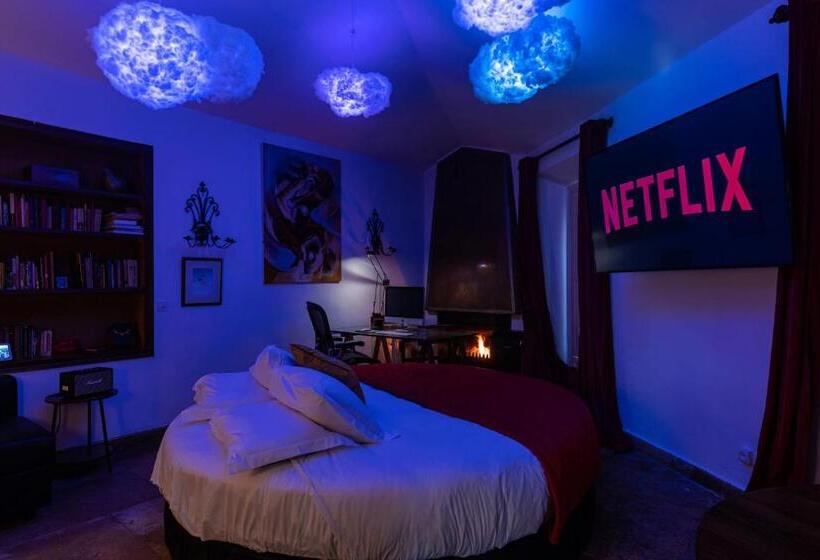 Отель Sintra Wow Unique Double Smart Room In 17th Century Palace! Hot Tub, Snooker, Bbq, Ps5, Sauna, Gym