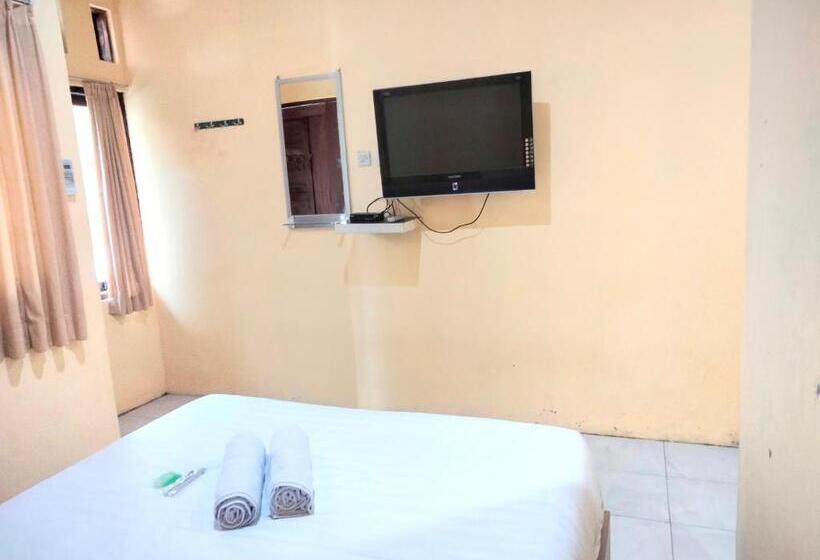 Отель Wisma Mutiara Near Alun Alun Demak Mitra Reddoorz