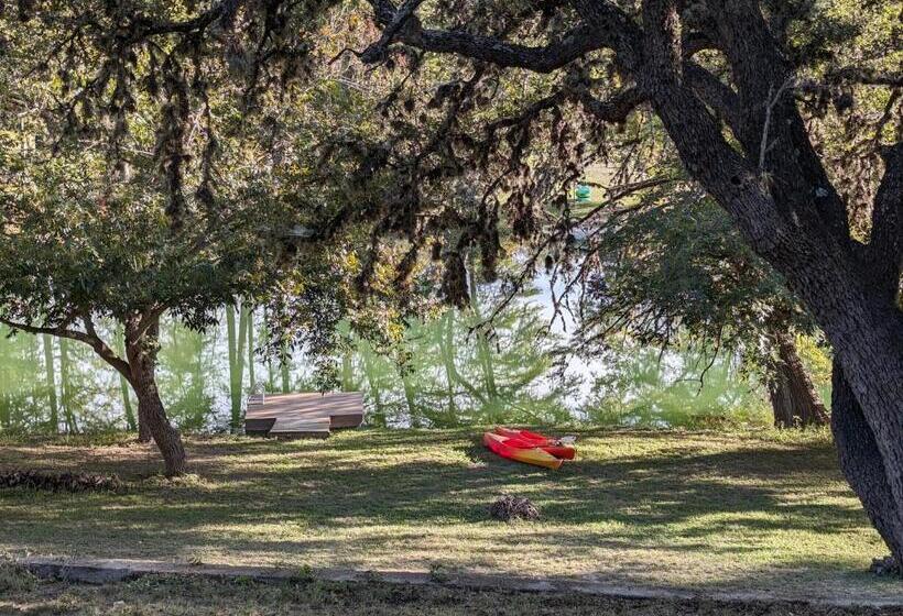 پانسیون 39 Wishes On The Guadalupe River
