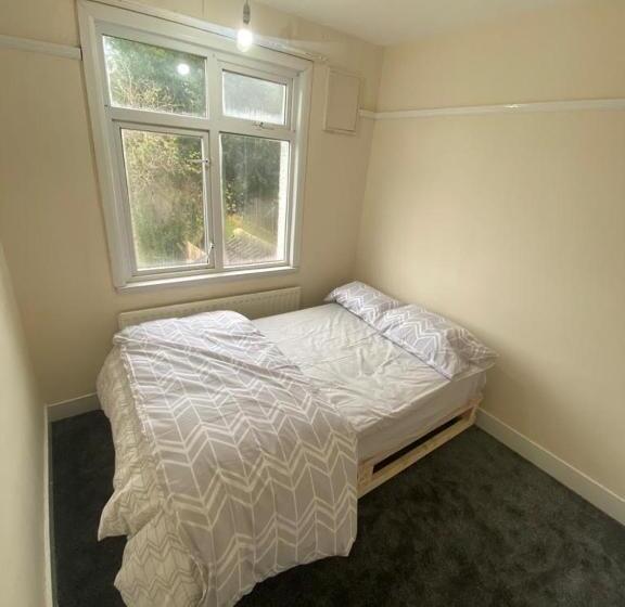 پانسیون Best Room  Near London Luton Airport And Close To Restaurants Shops And Dunstable Hospital