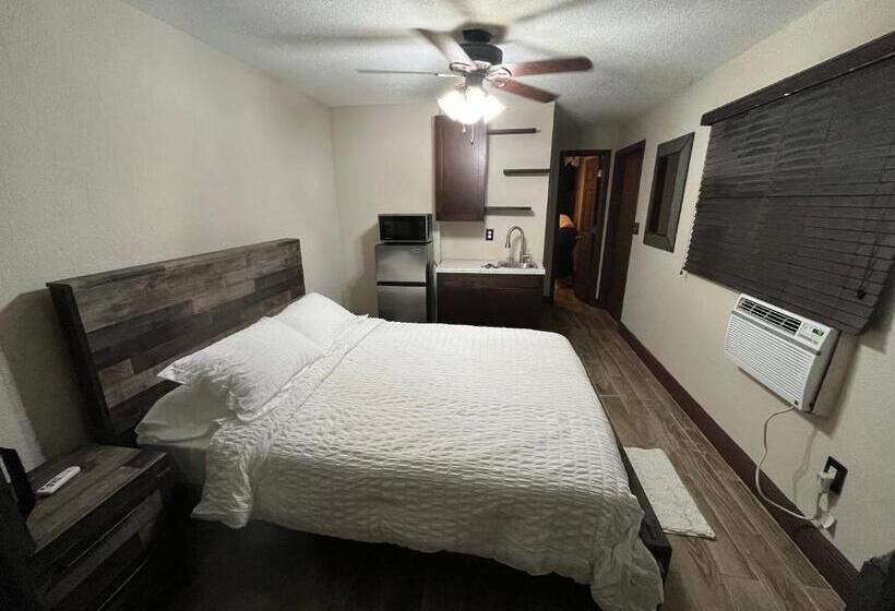پانسیون Cozy Studio Apartment With Private Entrance And Patio