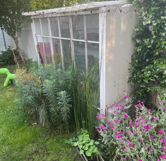 تختخواب و صبحانه Guest Room In A Green Setting