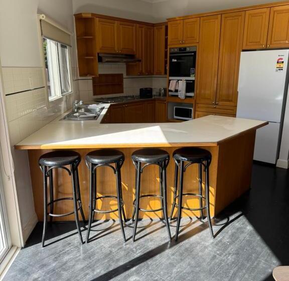 Пансион Bentleighs Magnificent Beautifully Renovated And Extended 1920s Period Family Home