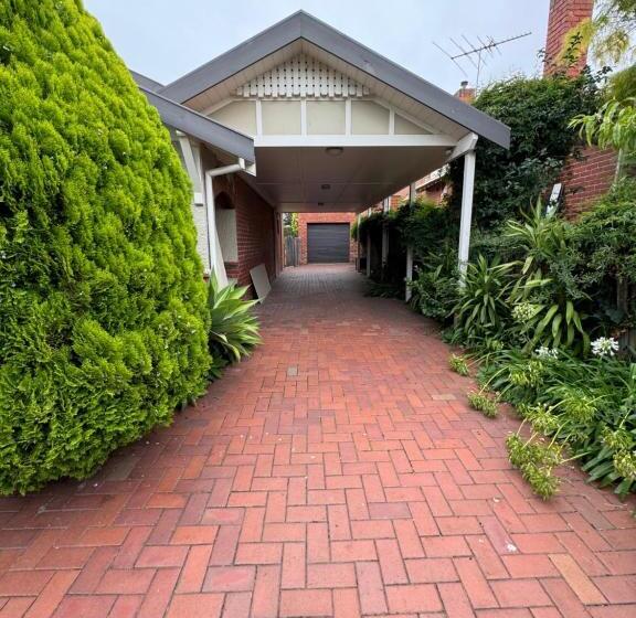 Пансион Bentleighs Magnificent Beautifully Renovated And Extended 1920s Period Family Home