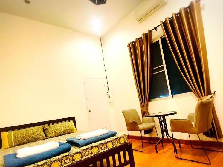 Three Hostel At Night Market Pakchong