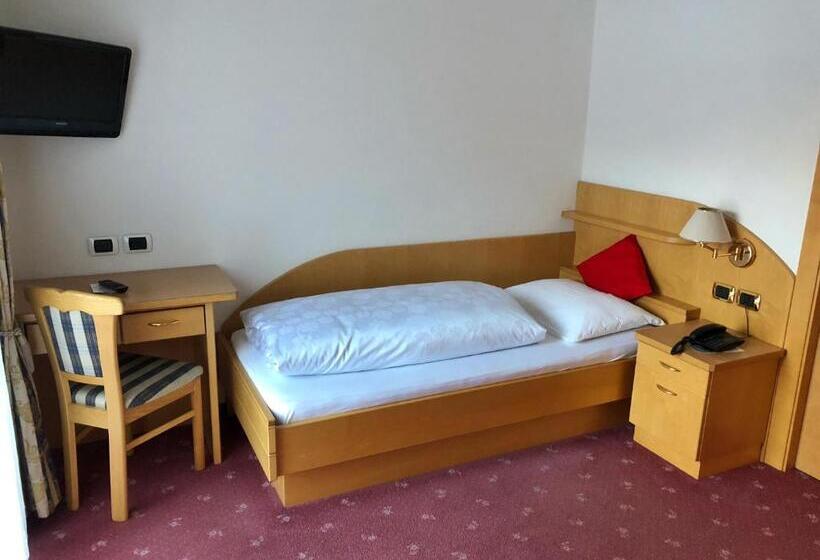 Отель Zur Brücke   Your Home In Heart Of South Tyrol, With Brixencard And Free Parking