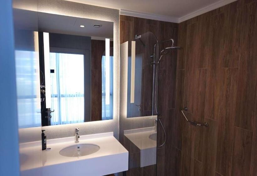 هتل Ramada Encore By Wyndham Istanbul Arnavutkoy