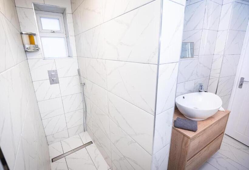 펜션 Kings Arms Suites Luxury Double Waterfall Shower Self Check In
