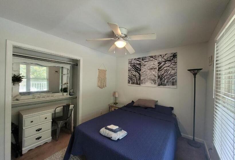 پانسیون The Yellow Bungalow