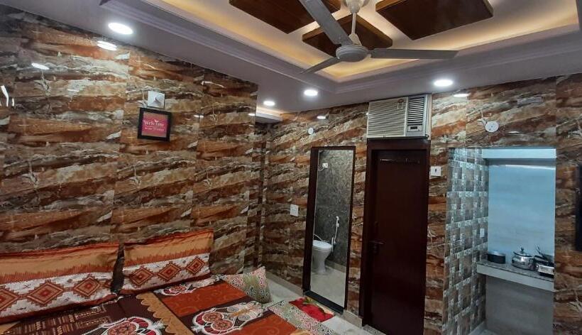 هتل Diplomat Luxury Home Stay In Private Apartment With Kitchen, Washroom, Wifi , Android Tv, Fridge In