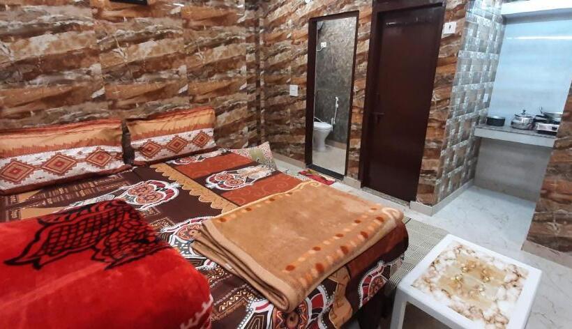 هتل Diplomat Luxury Home Stay In Private Apartment With Kitchen, Washroom, Wifi , Android Tv, Fridge In