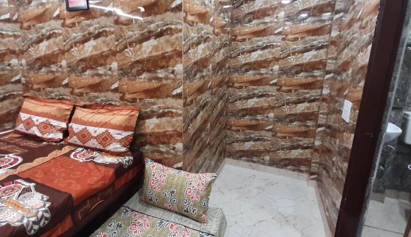هتل Diplomat Luxury Home Stay In Private Apartment With Kitchen, Washroom, Wifi , Android Tv, Fridge In