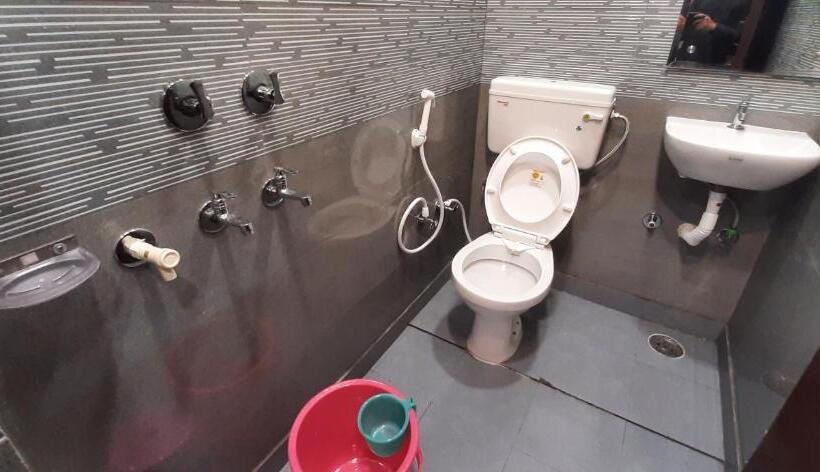 هتل Diplomat Luxury Home Stay In Private Apartment With Kitchen, Washroom, Wifi , Android Tv, Fridge In