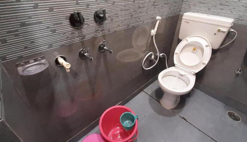 هتل Diplomat Luxury Home Stay In Private Apartment With Kitchen, Washroom, Wifi , Android Tv, Fridge In