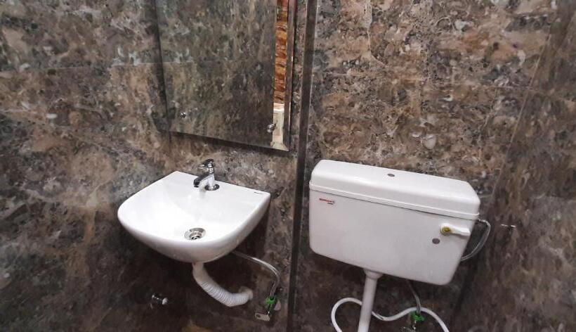 هتل Diplomat Luxury Home Stay In Private Apartment With Kitchen, Washroom, Wifi , Android Tv, Fridge In