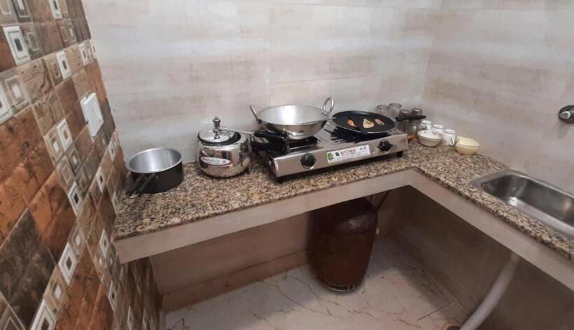 هتل Diplomat Luxury Home Stay In Private Apartment With Kitchen, Washroom, Wifi , Android Tv, Fridge In