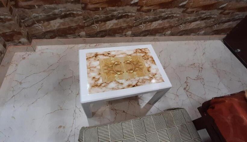 هتل Diplomat Luxury Home Stay In Private Apartment With Kitchen, Washroom, Wifi , Android Tv, Fridge In