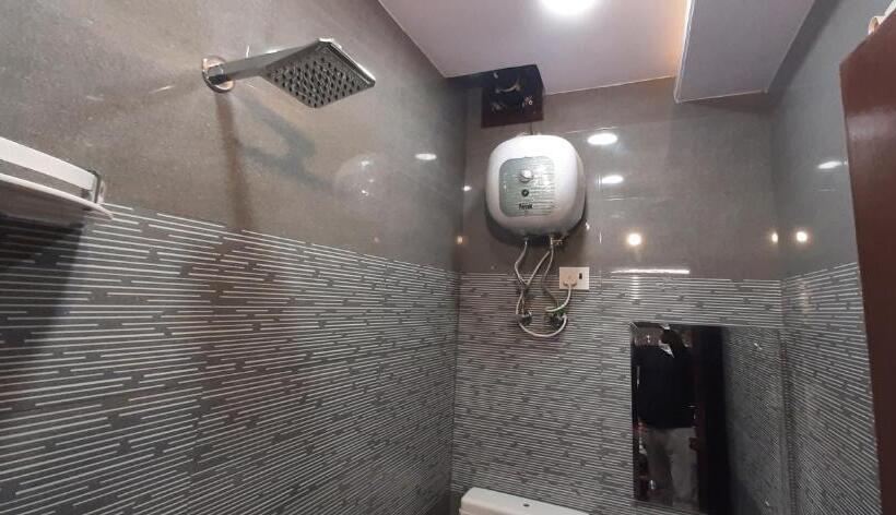هتل Diplomat Luxury Home Stay In Private Apartment With Kitchen, Washroom, Wifi , Android Tv, Fridge In