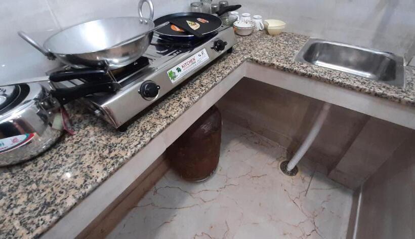 هتل Diplomat Luxury Home Stay In Private Apartment With Kitchen, Washroom, Wifi , Android Tv, Fridge In