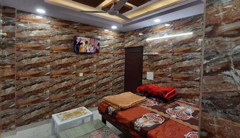 هتل Diplomat Luxury Home Stay In Private Apartment With Kitchen, Washroom, Wifi , Android Tv, Fridge In
