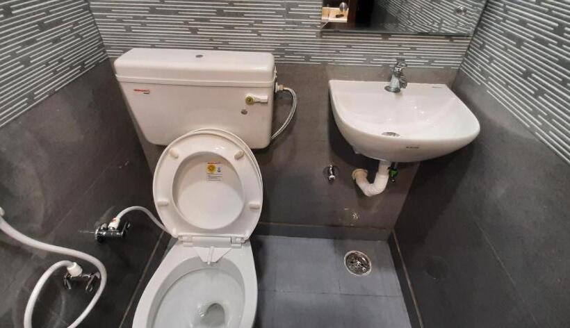 هتل Diplomat Luxury Home Stay In Private Apartment With Kitchen, Washroom, Wifi , Android Tv, Fridge In