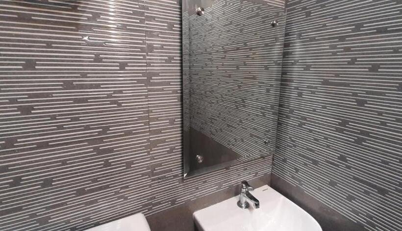 هتل Diplomat Luxury Home Stay In Private Apartment With Kitchen, Washroom, Wifi , Android Tv, Fridge In