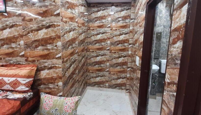 هتل Diplomat Luxury Home Stay In Private Apartment With Kitchen, Washroom, Wifi , Android Tv, Fridge In