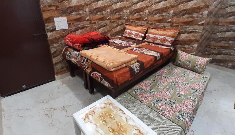 هتل Diplomat Luxury Home Stay In Private Apartment With Kitchen, Washroom, Wifi , Android Tv, Fridge In