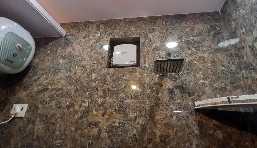 هتل Diplomat Luxury Home Stay In Private Apartment With Kitchen, Washroom, Wifi , Android Tv, Fridge In