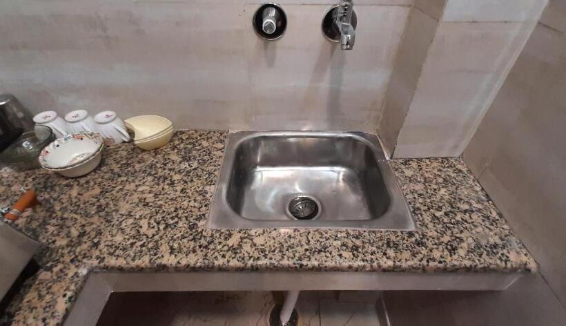 هتل Diplomat Luxury Home Stay In Private Apartment With Kitchen, Washroom, Wifi , Android Tv, Fridge In