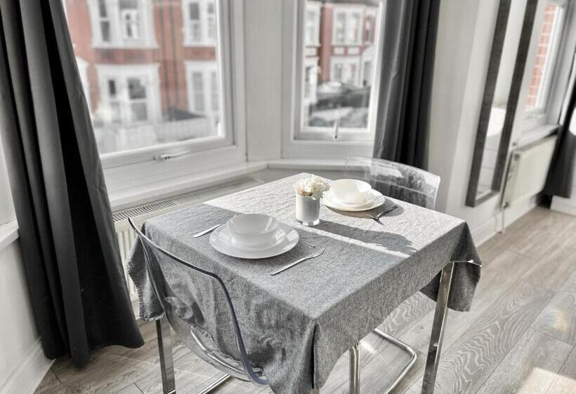 پانسیون Westfield London Shepherds Bush