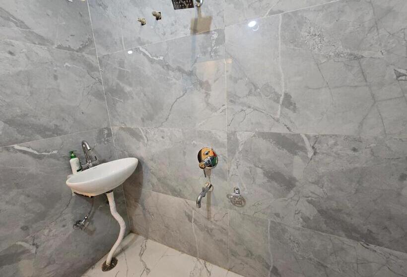 Sarojini Garden Hotel & Restaurant