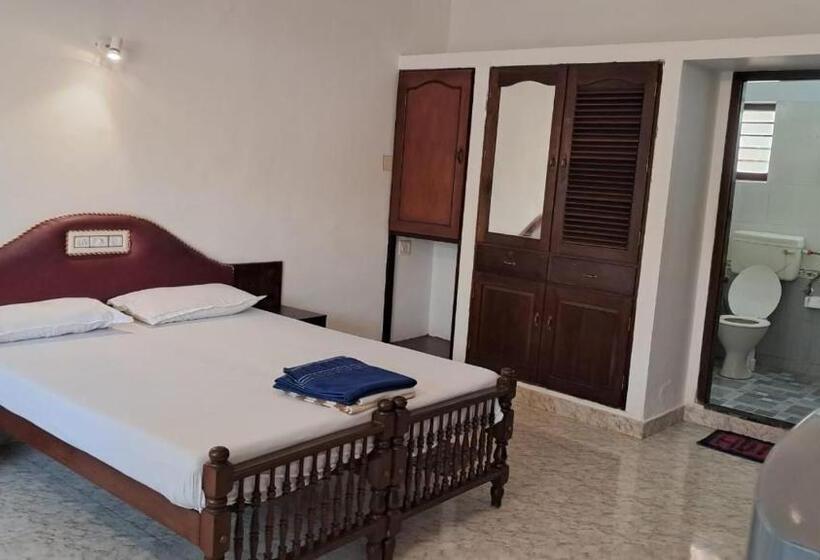 فندق New Vipin Beach Resort