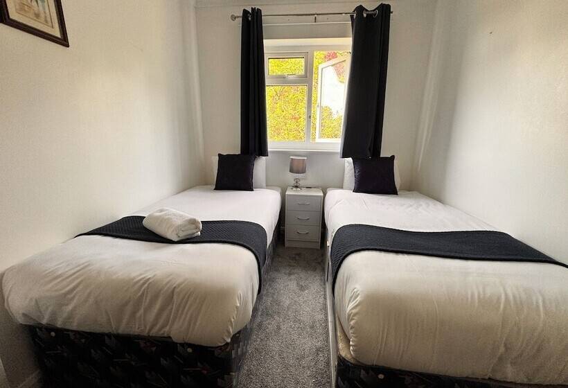 پانسیون High Trees Guest House Gatwick