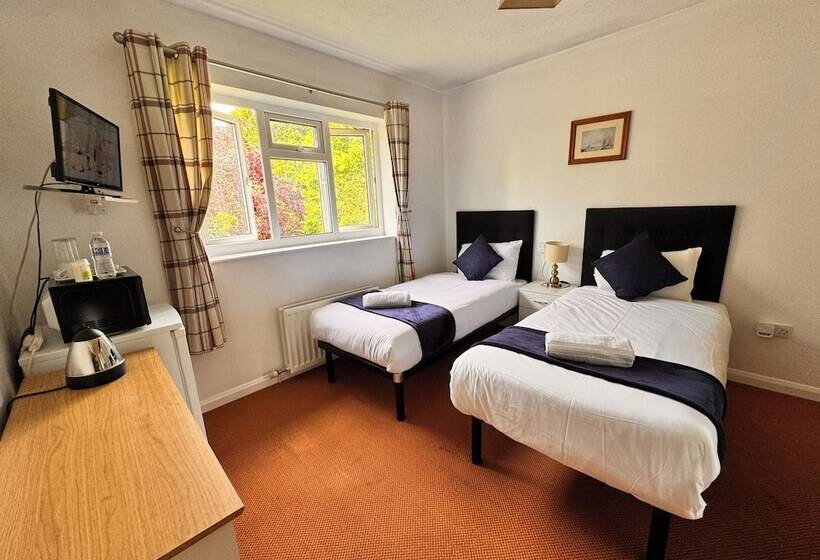 پانسیون High Trees Guest House Gatwick