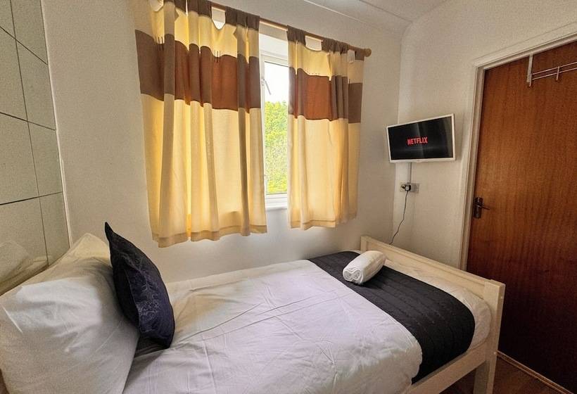 پانسیون High Trees Guest House Gatwick