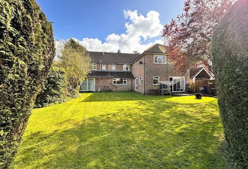 پانسیون High Trees Guest House Gatwick