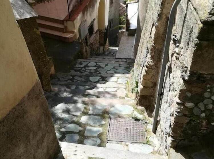 مبيت وإفطار A Taverna Intru U Vicu