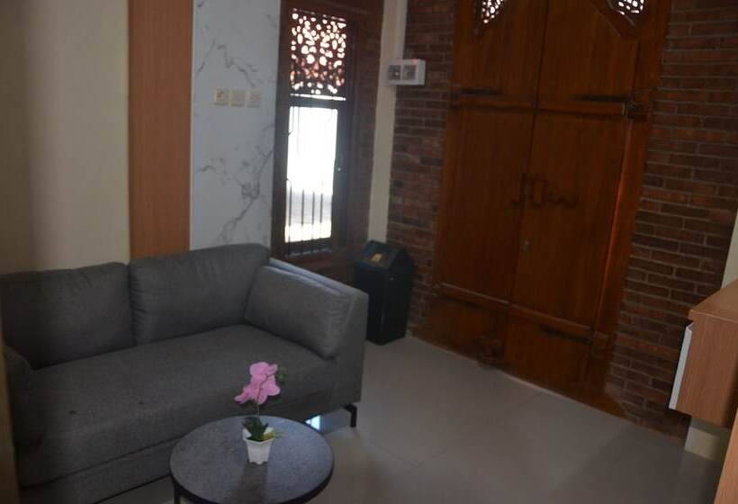 فندق Capital O 93719 Homestay Omah Bidadari