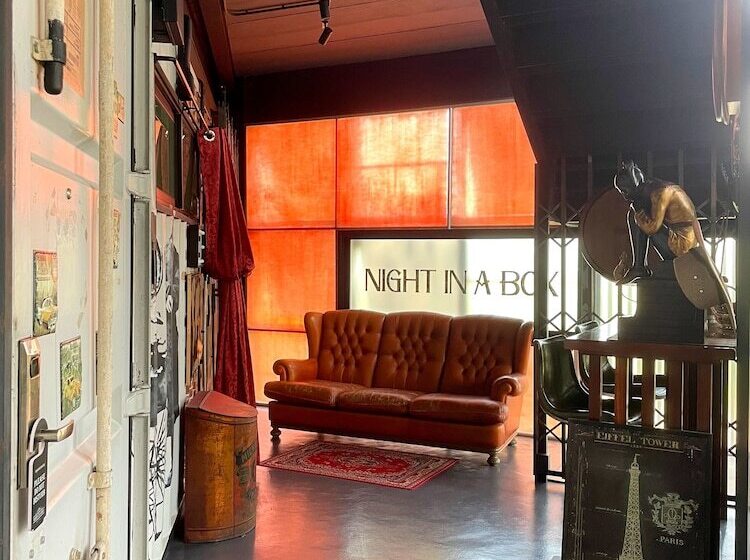 هتل Nights In A Box