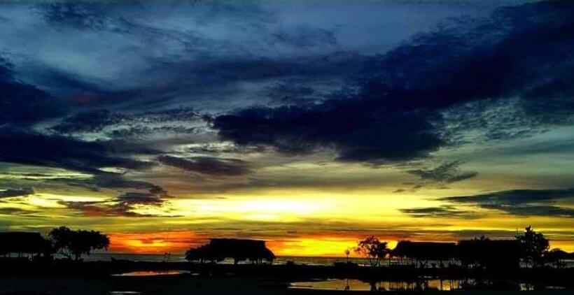 Urantia Beach Hostel & Camping