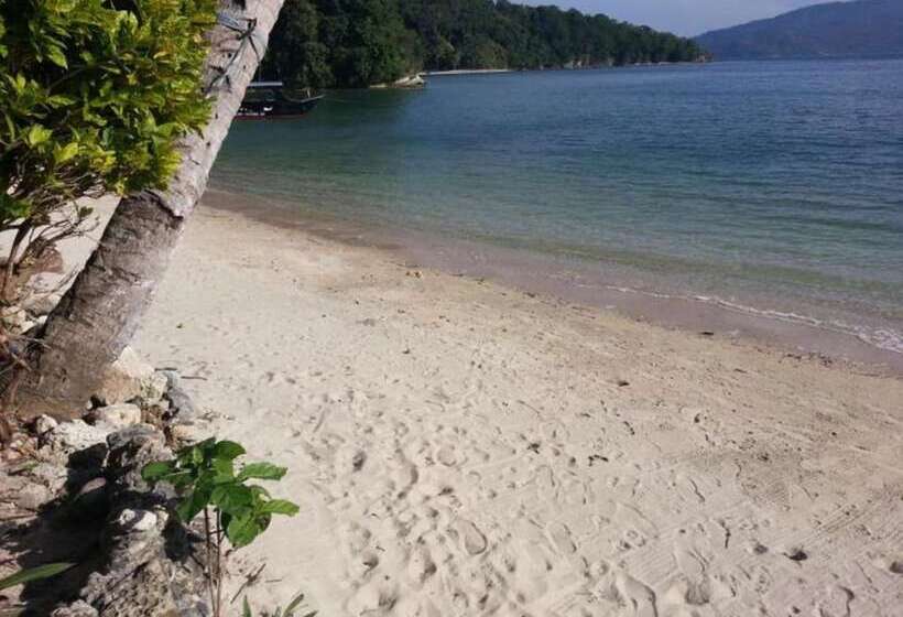 Dolphinbay Beachfront & Dive Resort