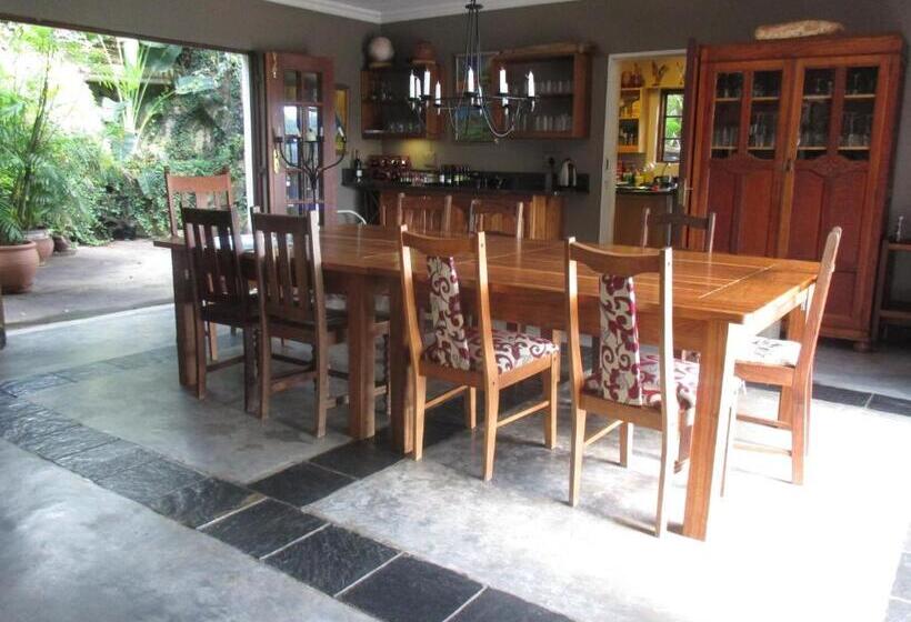 تختخواب و صبحانه Utopia In Africa Guest Villa