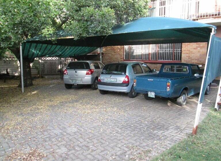 تختخواب و صبحانه Bedrock Guesthouse