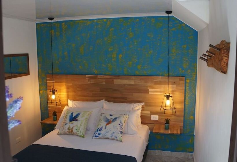 هتل El Jardin De La 10   Hostel